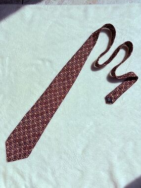 Guess Men's Burgundy Geometric Medallion Tie